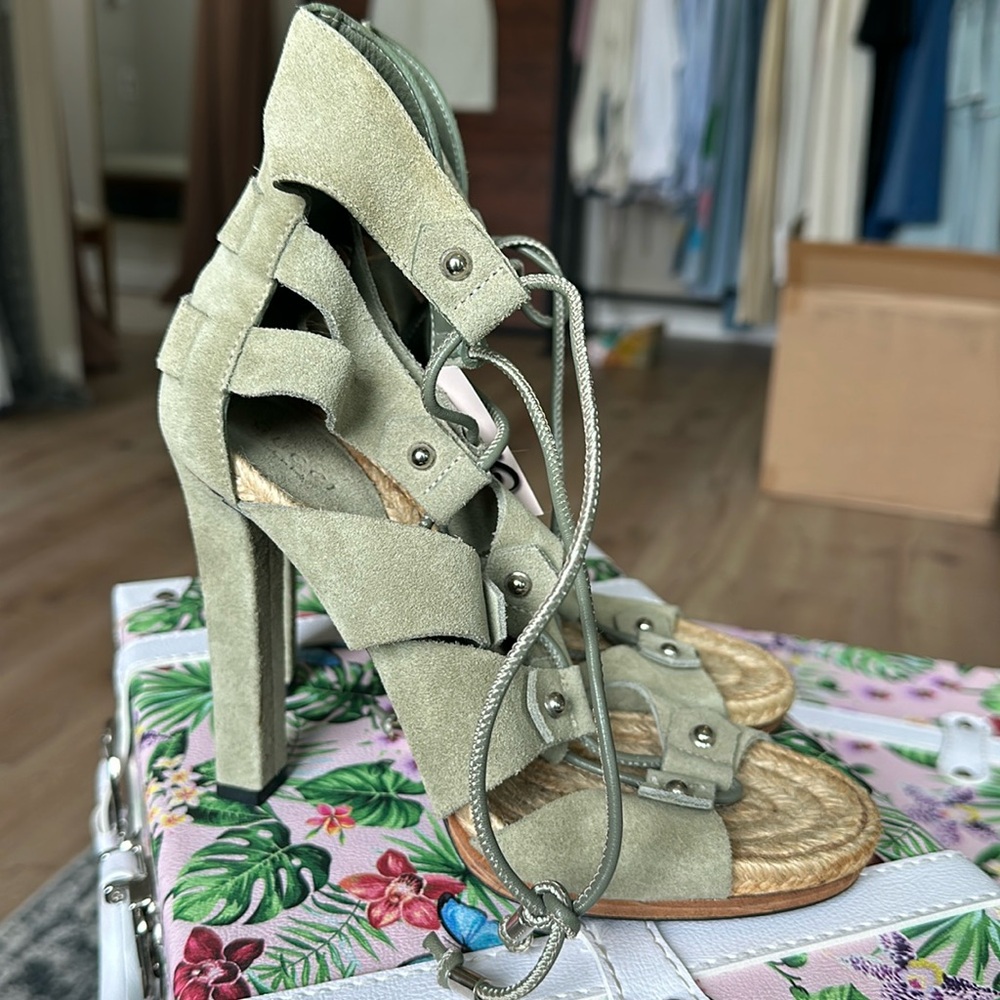 Gucci olive green sandal size 36 and 37